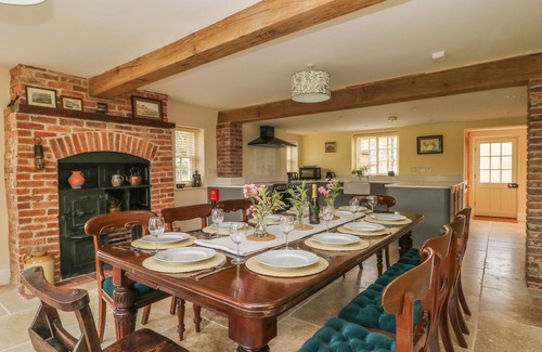 Ryther House | Family-Friendly COPMANTHORPE HALL with Hot Tub & Spa