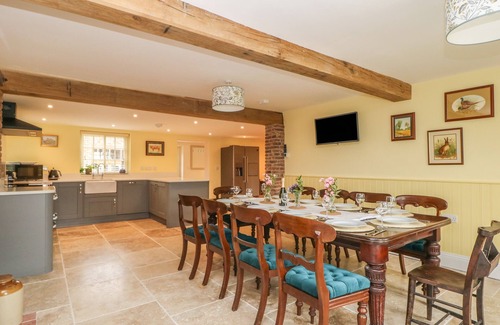 Ryther House | Family-Friendly COPMANTHORPE HALL with Hot Tub & Spa