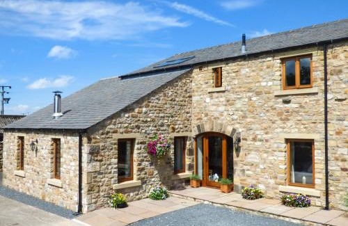 Ingleton House | Discover Coppa Hill Barn: Family-Friendly Retreat with Pool