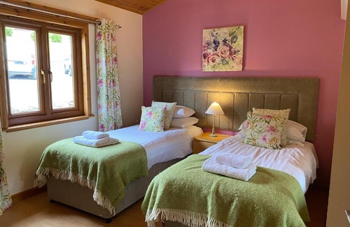 Cupar Ski Chalet | Relaxing Copper Beech Lodge with Hot Tub & Family Friendly