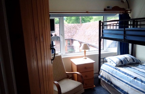 Petersfield House | Charming Copper Beeches Accommodation with Family-Friendly Amenities