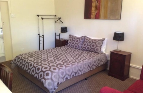 Townview Hotel | Explore Copper Gate Motel: Family-Friendly with Pool Access