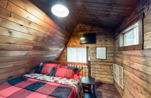 Leavenworth Hotel | Cozy Copper Top Chalet: Pet-Friendly Retreat with Hot Tub