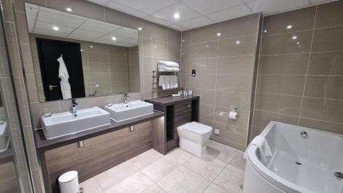 Bracknell Hotel | Relax at Coppid Beech: A 4-Star Escape with Pool & Hot Tub