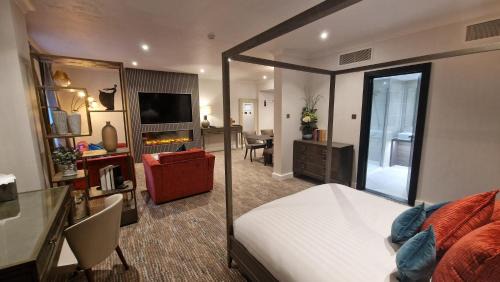 Bracknell Hotel | Relax at Coppid Beech: A 4-Star Escape with Pool & Hot Tub