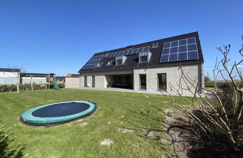 Vlissegem House | Discover Coq au lit: Pet-Friendly Retreat with Spa Access