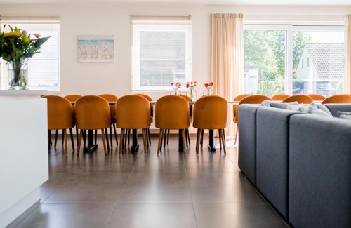 Vlissegem House | Discover Coq au lit: Pet-Friendly Retreat with Spa Access