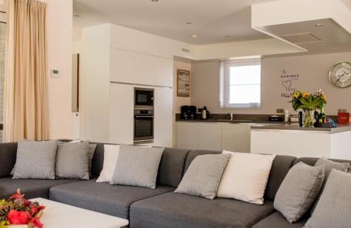 Vlissegem House | Discover Coq au lit: Pet-Friendly Retreat with Spa Access