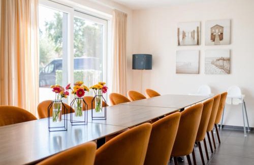 Vlissegem House | Discover Coq au lit: Pet-Friendly Retreat with Spa Access