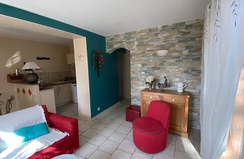 Saint-Saturnin-les-Avignon Apartment | Coquette Provence: Pet-Friendly Retreat with Pool Access