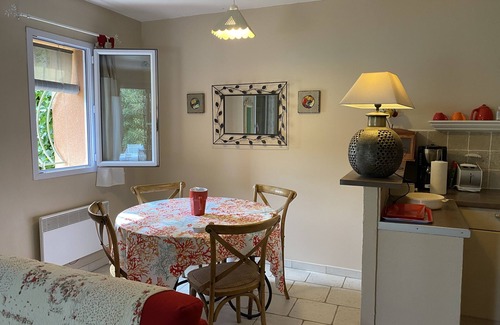 Saint-Saturnin-les-Avignon Apartment | Coquette Provence: Pet-Friendly Retreat with Pool Access