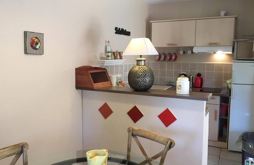 Saint-Saturnin-les-Avignon Apartment | Coquette Provence: Pet-Friendly Retreat with Pool Access