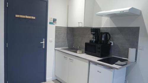 Saint-Quentin Apartment | Coquet Studio: Central Location with Free WiFi for 2