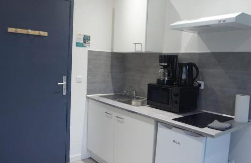 Saint-Quentin Apartment | Coquet Studio: Central Location with Free WiFi for 2