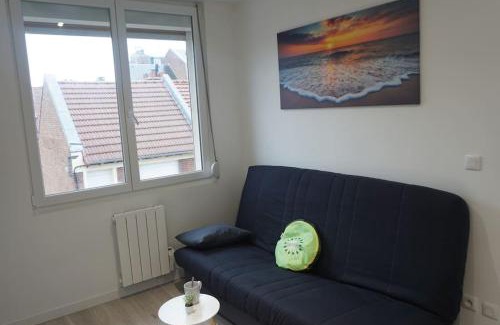 Saint-Quentin Apartment | Coquet Studio: Central Location with Free WiFi for 2