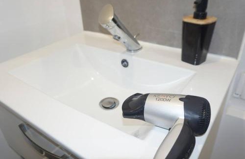 Saint-Quentin Apartment | Coquet Studio: Central Location with Free WiFi for 2