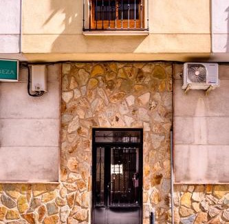 Martos Apartment | Charming Coqueto Alojamiento: Ideal for Family Getaways