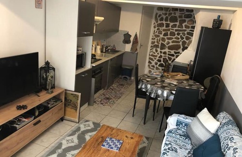 La Palme House | Charming Village Home in a Quaint Location, Family Friendly