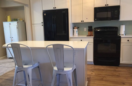 Southend House | Coquille BeachTownhouse: Steps to Private Beach & Pool