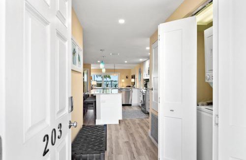 Bradenton Beach House | Coquina Moorings 203: Top-Rated Stay with Pool & Breakfast