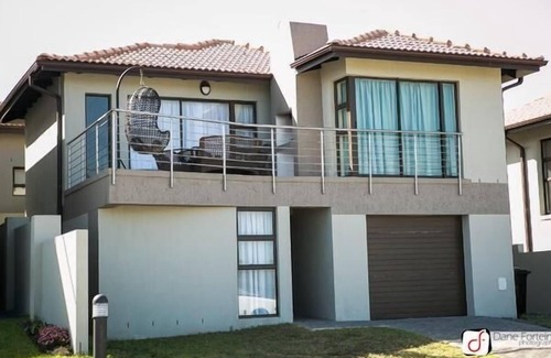 Winterstrand House | Coral Beach House: Family-Friendly Stay with Ocean Views