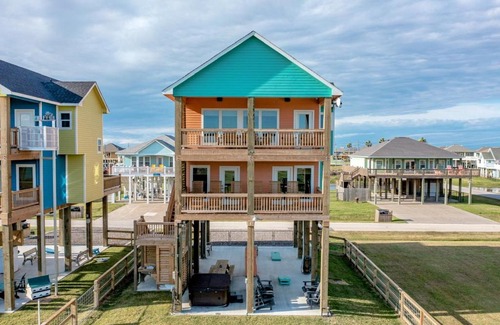 Crystal Beach House | Coral Breeze Home: Family-Friendly Retreat with Hot Tub