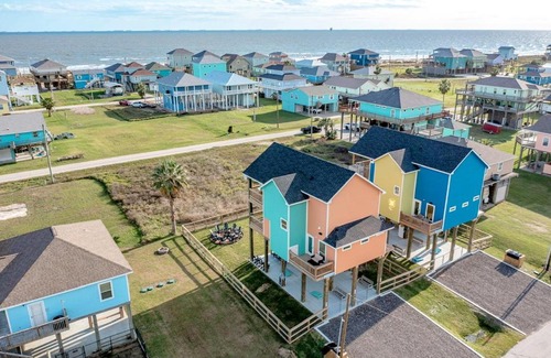 Crystal Beach House | Coral Breeze Home: Family-Friendly Retreat with Hot Tub