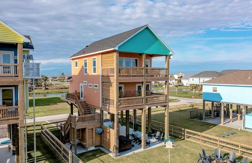 Crystal Beach House | Coral Breeze Home: Family-Friendly Retreat with Hot Tub