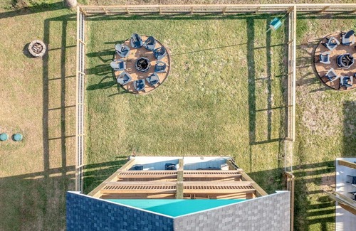 Crystal Beach House | Coral Breeze Home: Family-Friendly Retreat with Hot Tub