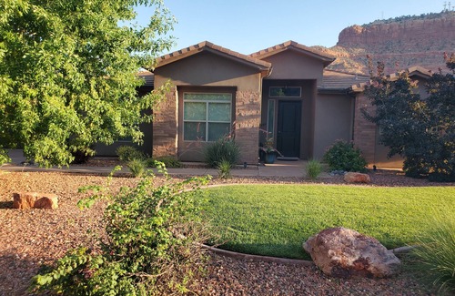 Kanab House | Serene Coral Cliff View: Spectacular Vistas in Kanabs