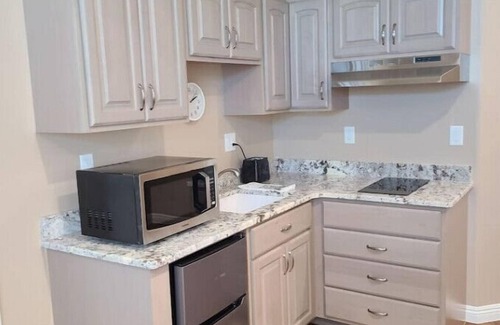 Kanab Apartment | Coral Cliffs Casita: Pet-Friendly Retreat with Breakfast