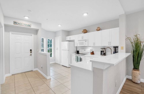 Ole Condo | Cozy Coral Falls: 2-Bed Oasis with Pool & Ocean View