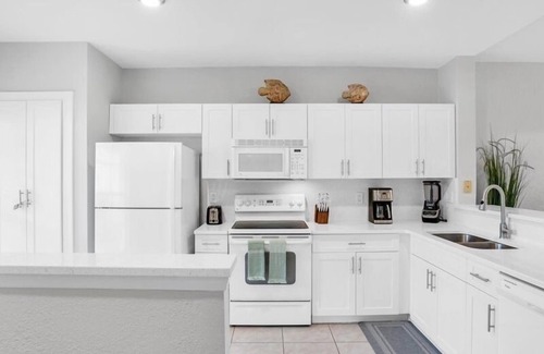 Ole Condo | Cozy Coral Falls: 2-Bed Oasis with Pool & Ocean View