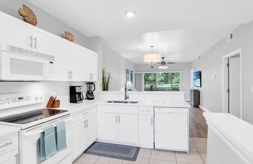 Ole Condo | Cozy Coral Falls: 2-Bed Oasis with Pool & Ocean View