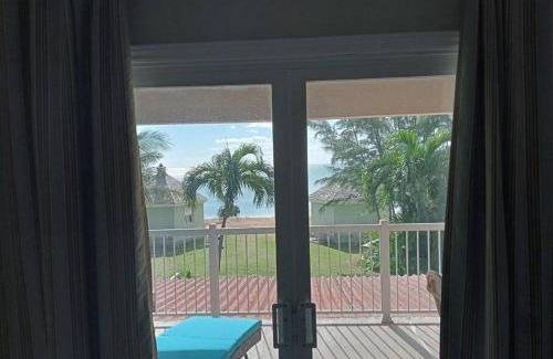 Coral Harbour Apartment | Relax at Coral Harbour Beach Apartment with Oceanfront Views