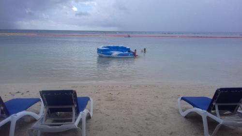 Mahahual Apartment | Oceanfront Coral Inn: Enjoy Private Beach & Breakfast