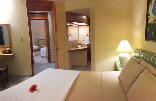 Ixtapa Hotel | Relax at Coral Ixtapa: Family-Friendly with Pool & Spa