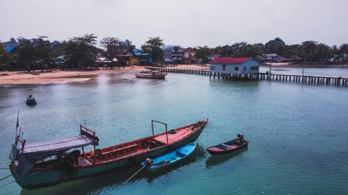 Koh Rong Sanloem House | Oceanfront Coral Hotel - Family-Friendly with Ocean Views