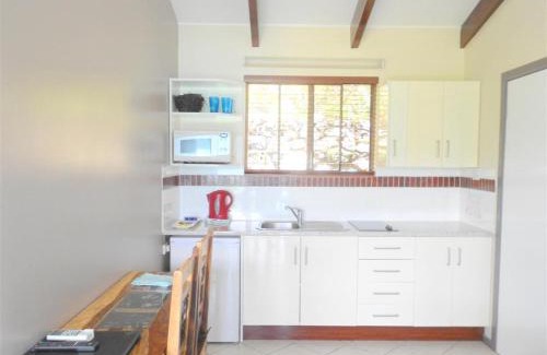 Shute Harbour Hotel | Premier Coral Point Lodge: Family-Friendly with Pool Access