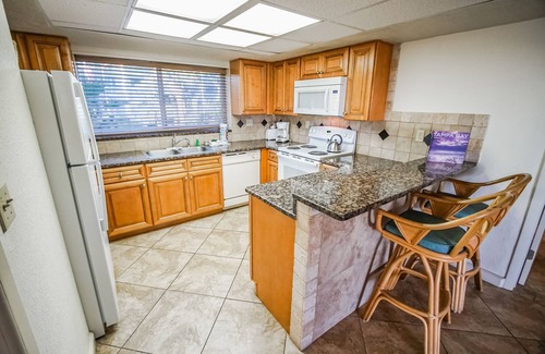 St. Pete Beach Apartment | Ocean View Coral Reef Beach Resort with Pool & Hot Tub