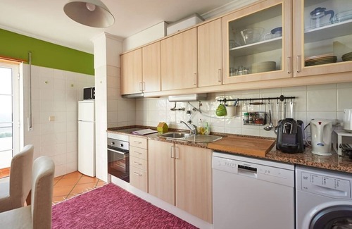 Barril de Cima Apartment | Coral Villa: Family-Friendly Retreat Steps from the Beach