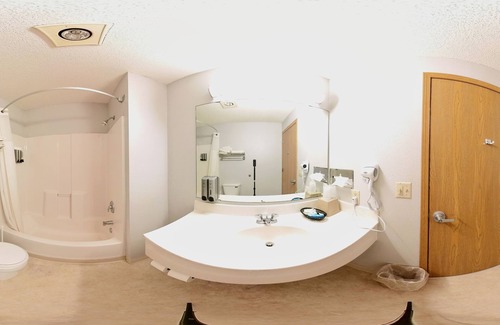 New Richmond Hotel | Cozy Coratel Inn & Suites: Family-Friendly with Breakfast
