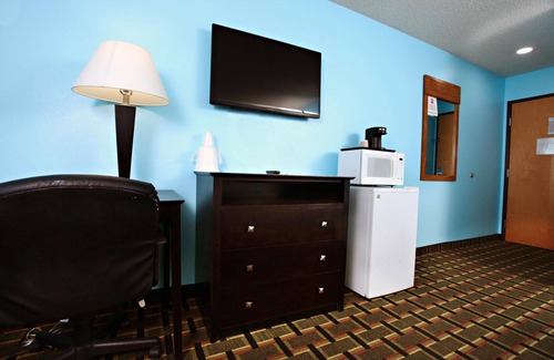 Newton Hotel | Discover Comfort at Coratel Inn & Suites By Jasper Newton