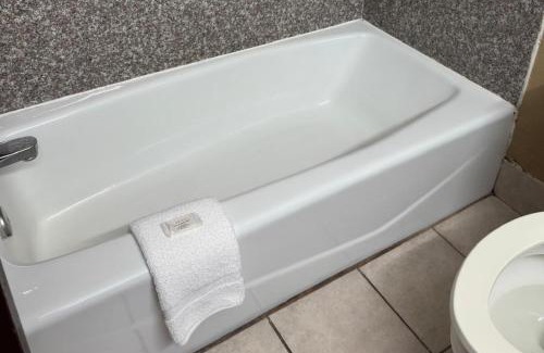 Oklahoma City Hotel | Budget-Friendly Broadway Inn & Suites with Pool Access