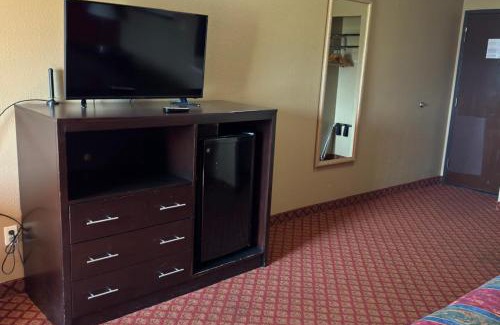 Oklahoma City Hotel | Budget-Friendly Broadway Inn & Suites with Pool Access