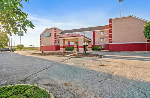 Wichita Hotel | Coratel Plus: Inviting 2 Queen Bed Suite with Breakfast