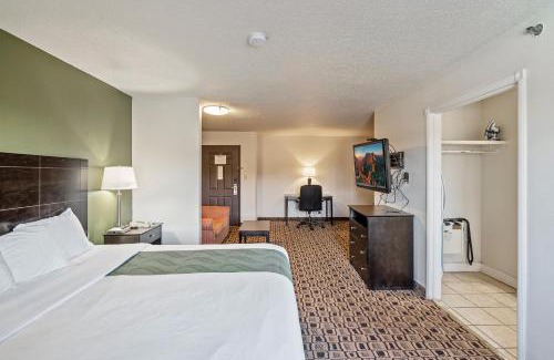Wichita Hotel | Pet-Friendly Coratel Plus Suites with Pool near Airport