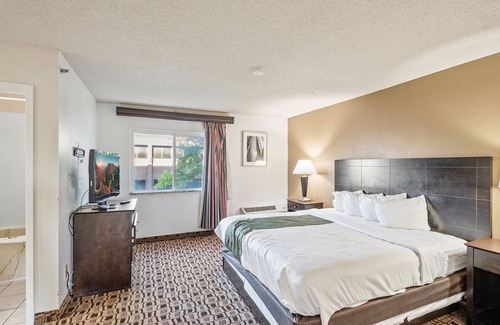 Wichita Hotel | Comfortable Coratel Plus Suites Wichita West with Great Amenities