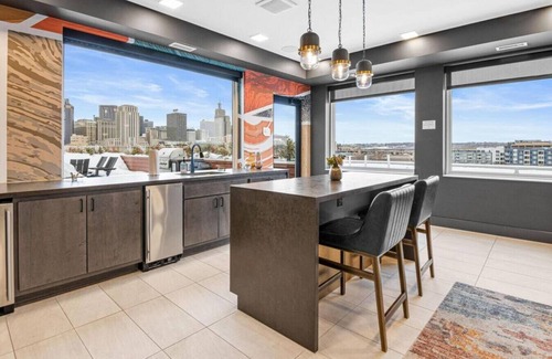 Riverview Apartment | Cordelle 320 · Skyline View 1 Bed - Pool, Gym, Arcade