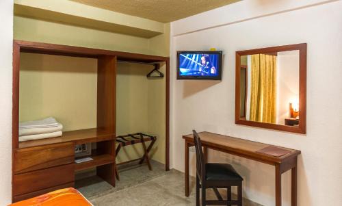 Monte Carmelo Hotel | Discover Cordillera Hotel: Family-Friendly with Pool & Hot Tub